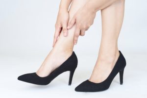 ハイヒールを履いている女性の足元の写真