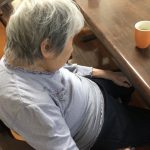 加齢によって背中が曲がった高齢者の後ろ姿