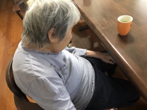加齢によって背中が曲がった高齢者の後ろ姿