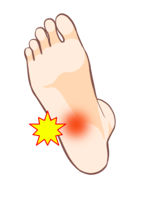 かかとの痛みに悩む女性が靴を履こうとする様子