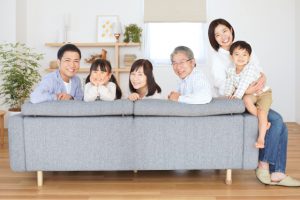 福井県坂井市で笑顔と健康のつながりを語る記事に最適な、笑顔の中高年女性の写真。