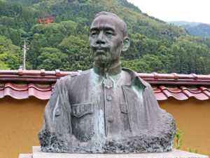 偏平足と徴兵検査の関係を示す明治時代の軍隊風景