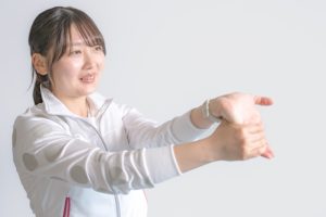 手首をストレッチしている人のイメージ