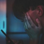 ネット情報に困惑する腰痛患者のイメージ