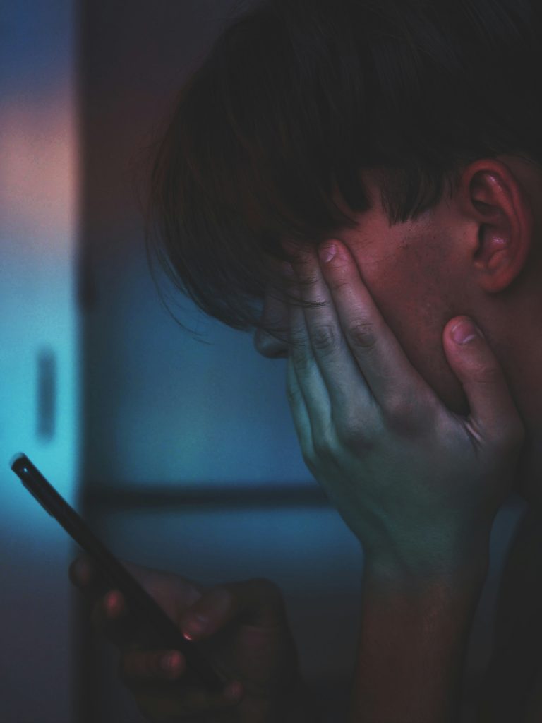 ネット情報に困惑する腰痛患者のイメージ