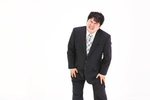 膝の痛みを感じる中年男性