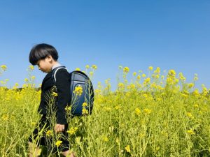 リュックを背負う女子学生。カバンの重さは側湾症の原因ではない