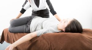 整体施術を受けている女性の様子
