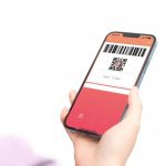 スマートフォンでPayPay決済を行っている様子