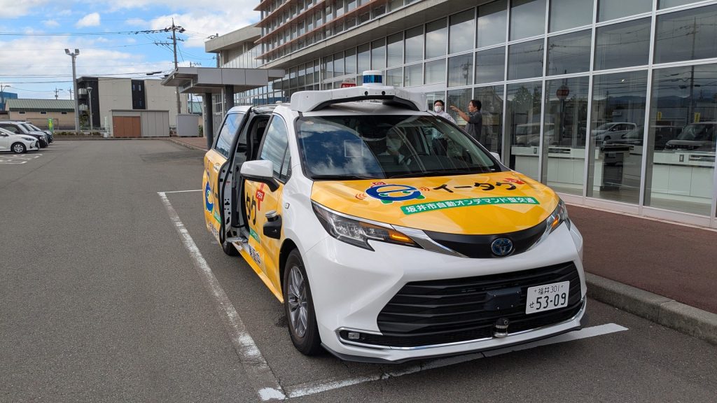 福井県坂井市で運行中の自動運転車「イータクプラス」の車両外観。地域の新しい交通手段として実証運行中。